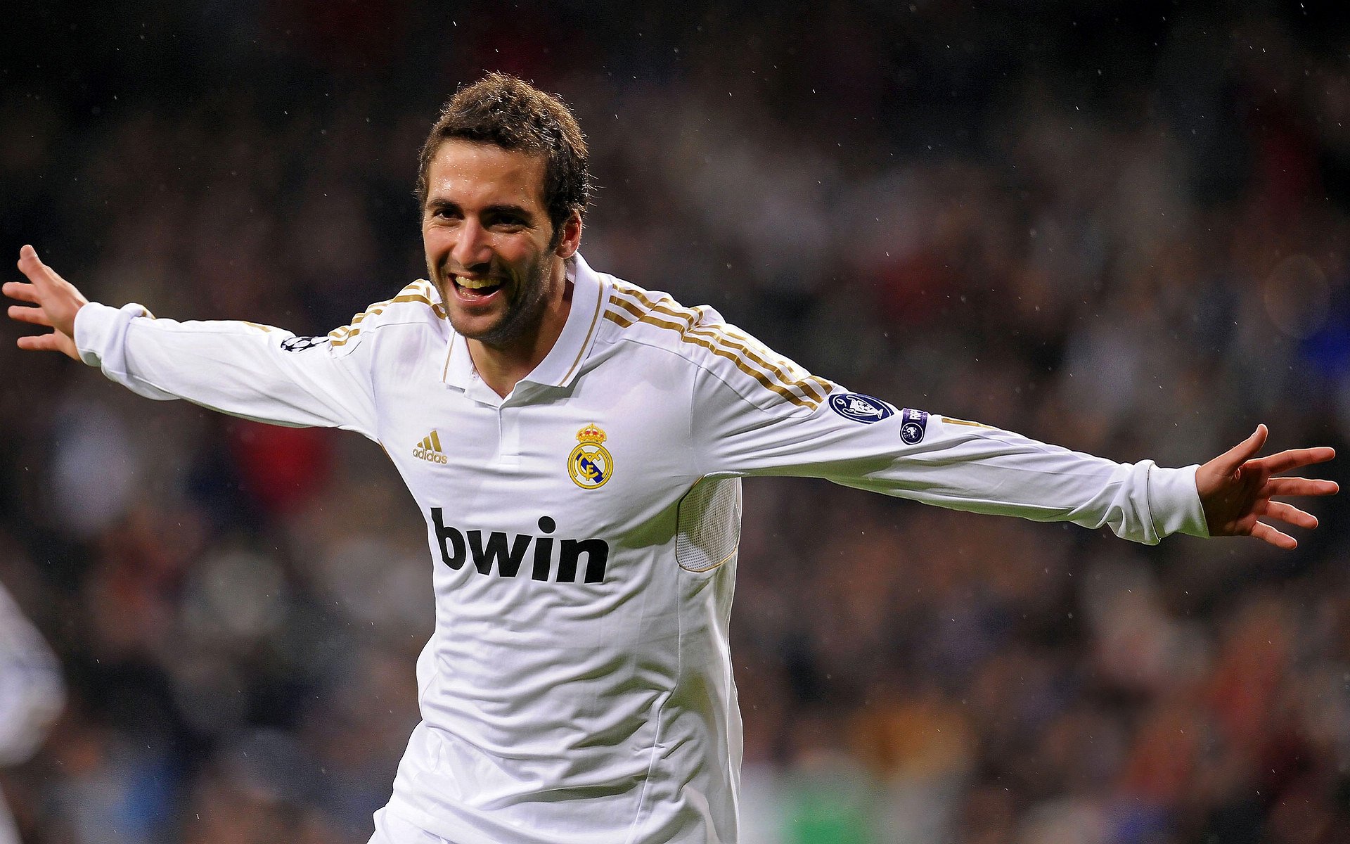 麦基翁200米仰泳冲刺阶段极具爆发力，麦基翁几块金牌